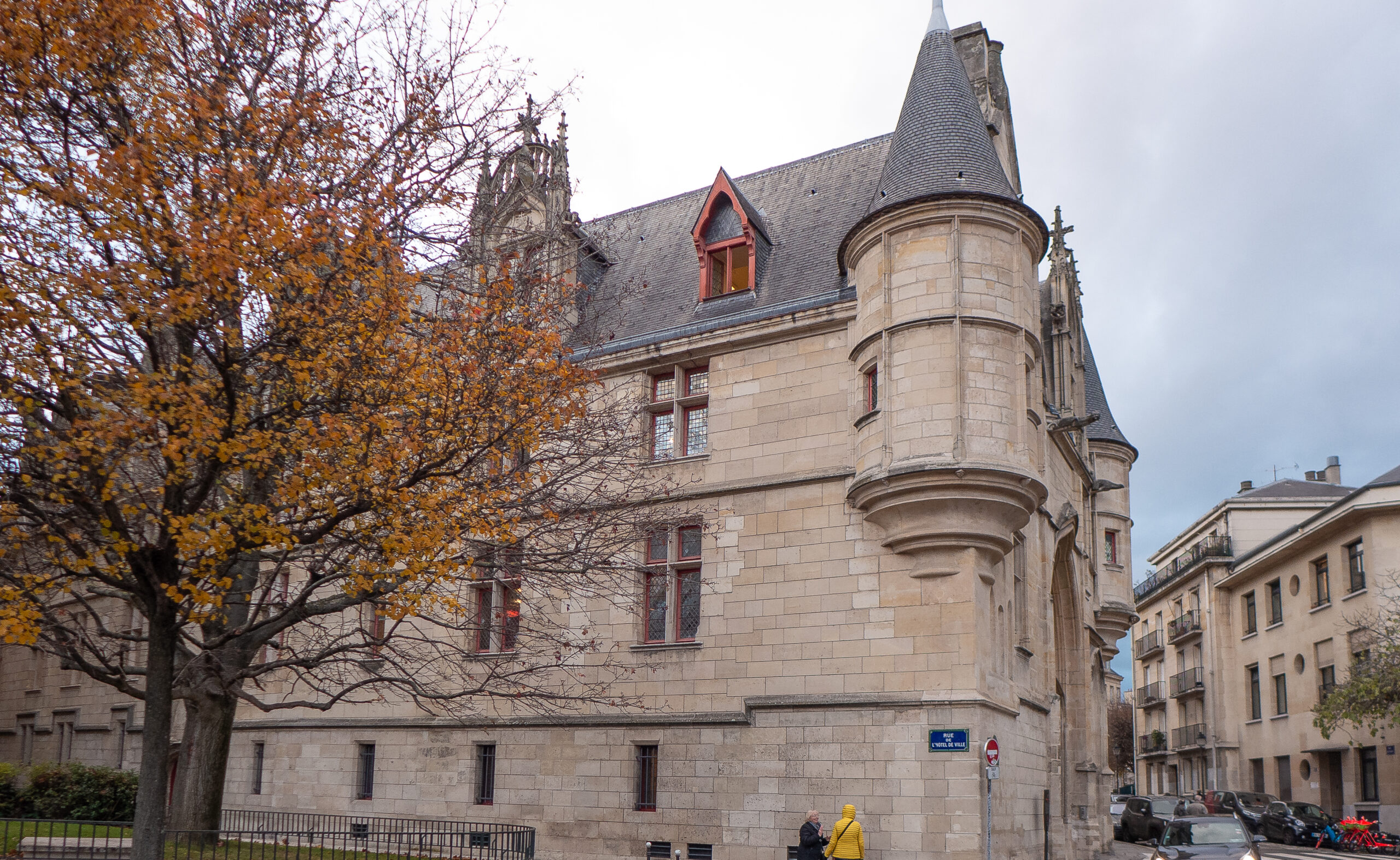 Borrowing books from Bibliothèque Forney, Paris